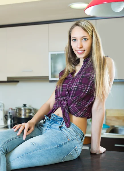 Menina loira bonita na cozinha — Fotografia de Stock
