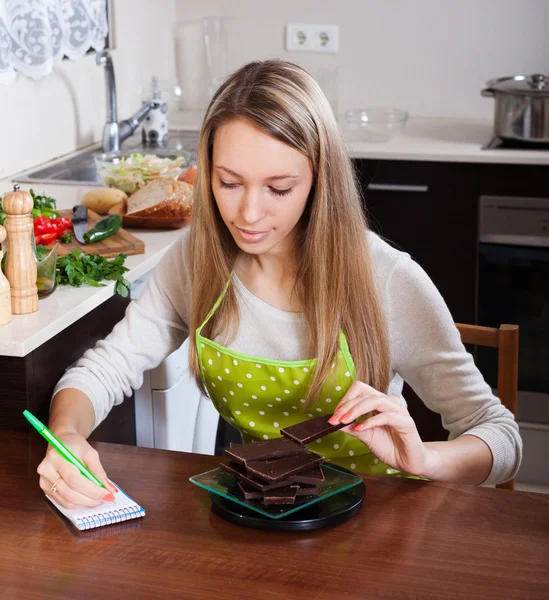 Kvinnan väger choklad — Stockfoto