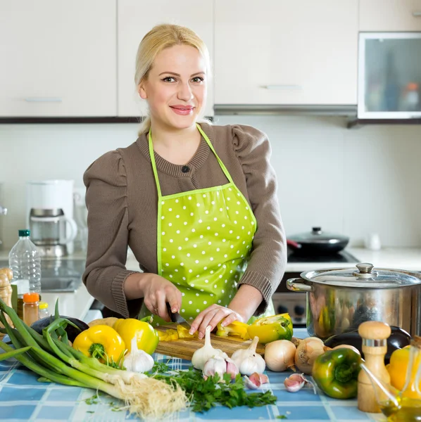 Mulher em avental na cozinha — Fotografia de Stock