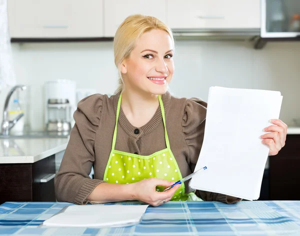 Woman with paper at home — Stock Photo, Image