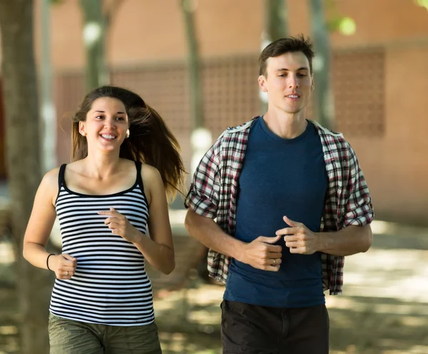 Paar joggt morgens — Stockfoto