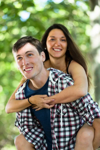 Ευτυχισμένο ζευγάρι ερωτευμένων αγκάλιασμα στο πάρκο — Φωτογραφία Αρχείου