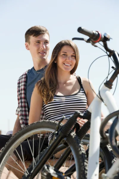 Koppel met fietsen op strand — Stockfoto