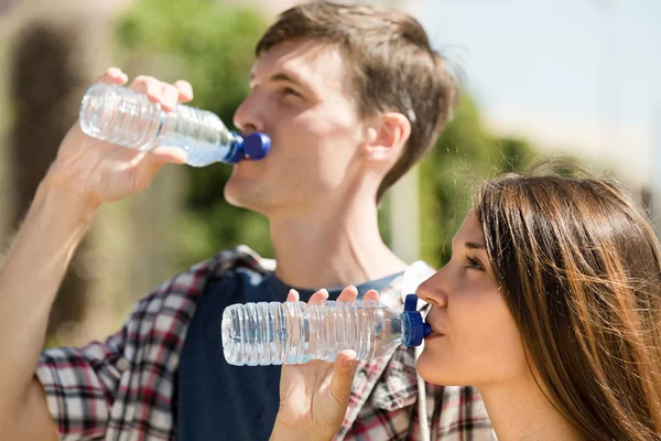 Junges Paar trinkt Wasser — Stockfoto