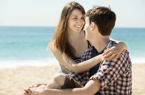 砂浜でカップルの笑顔 — ストック写真
