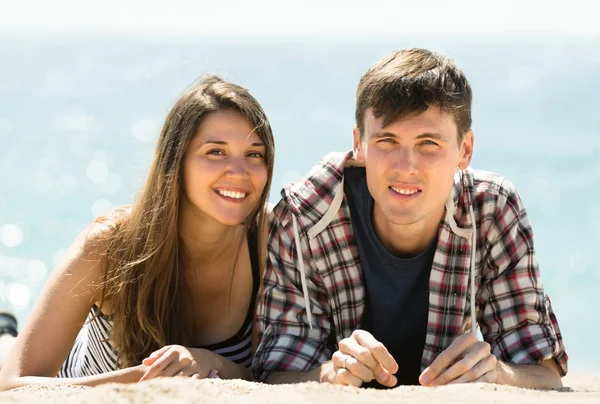 Couple relaxant au bord de la mer — Photo