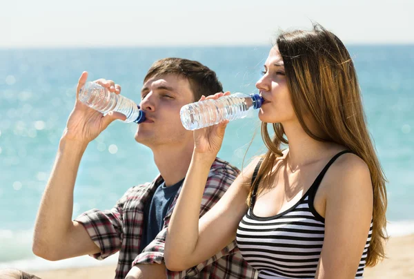 Due giovani amici che bevono acqua — Foto Stock