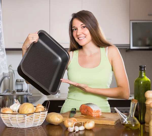 Girl cooking salmon fish — Stock Photo, Image