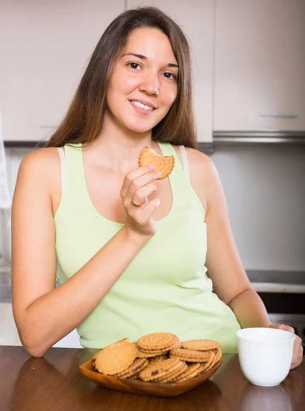 Ama de casa con galletas en la cocina —  Fotos de Stock