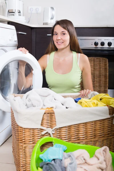 Jovem mulher adulta carregando roupas — Fotografia de Stock