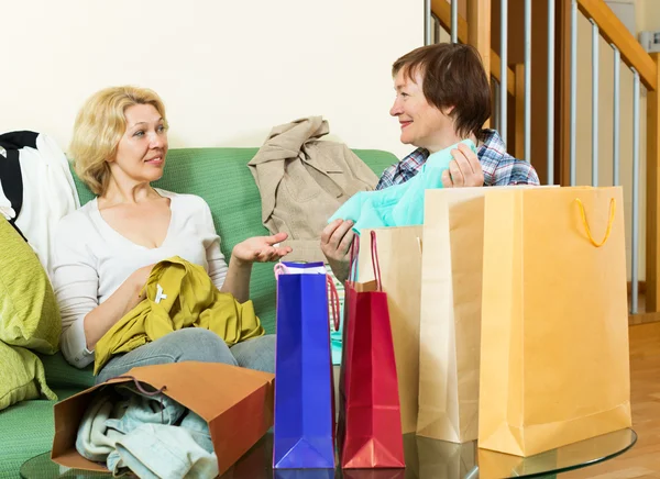 Mulheres falando sobre compras — Fotografia de Stock