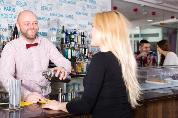 Barman sonriente mezclando cócteles —  Fotos de Stock