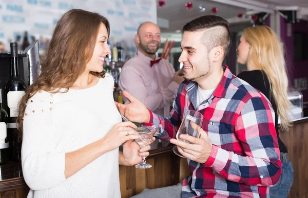 Group of young adults in bar — Stock Photo, Image