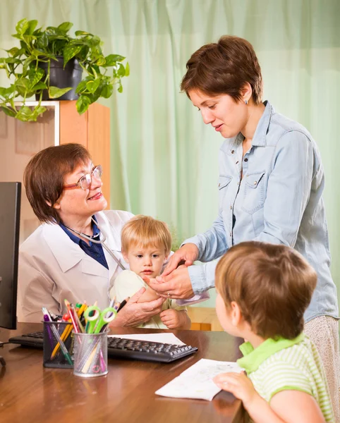 Freundlicher Kinderarzt untersucht Kinder — Stockfoto