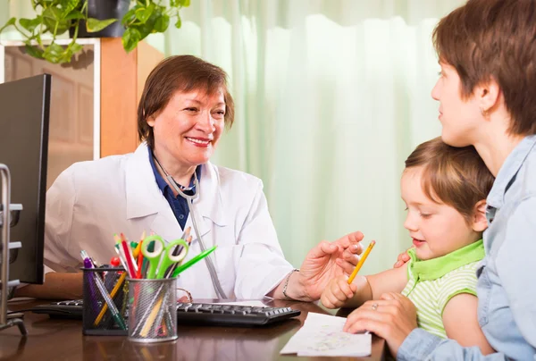 Medico esaminando bambino — Foto Stock