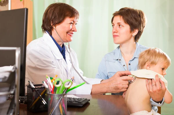 Doctor examining baby — Stock Photo, Image