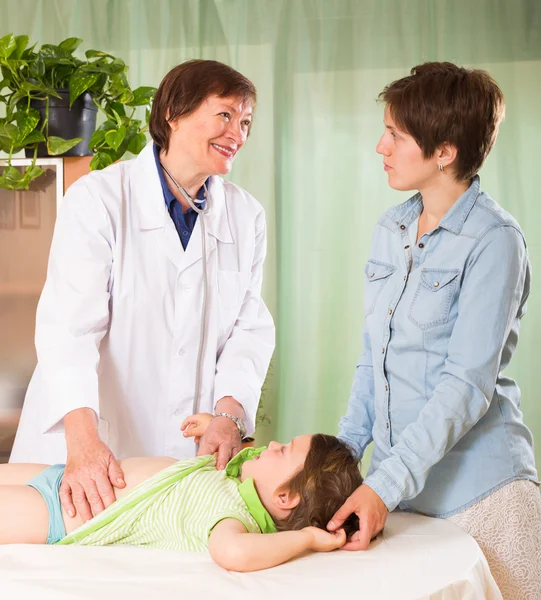 Médico pediatra examinando criança pré-escolar — Fotografia de Stock