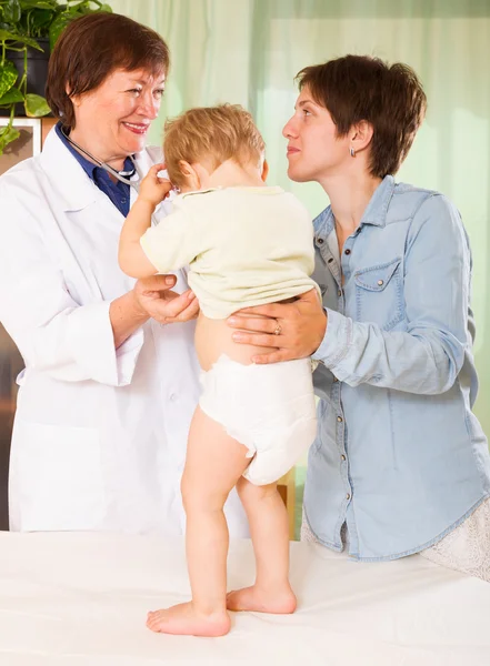 Doktor muayene bebek — Stok fotoğraf