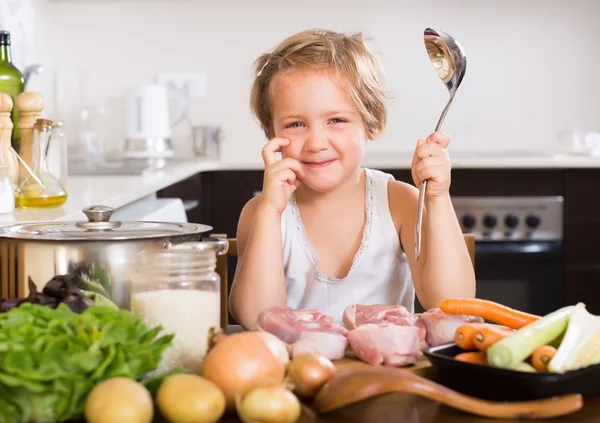 Chica cocina sopa con cucharón —  Fotos de Stock