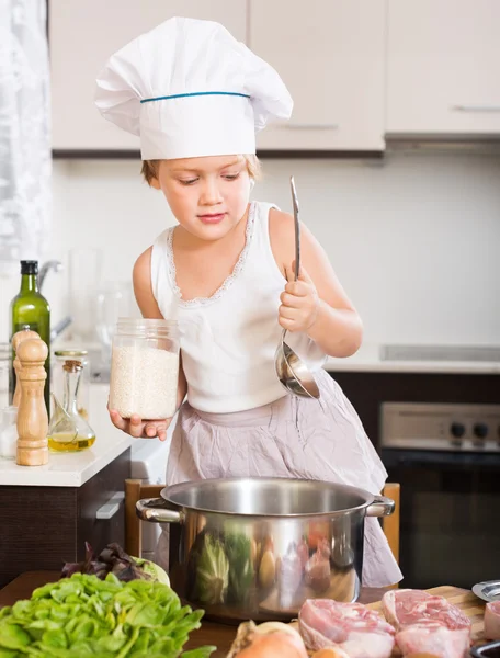 Küçük çocuk çorba hazır — Stok fotoğraf