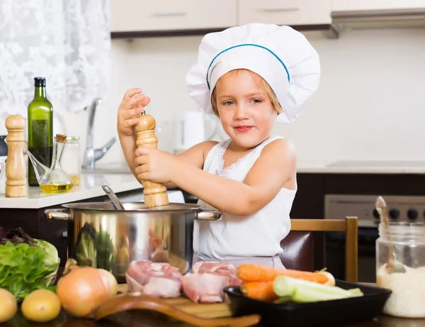 Sopa de cozinha infantil na panela — Fotografia de Stock