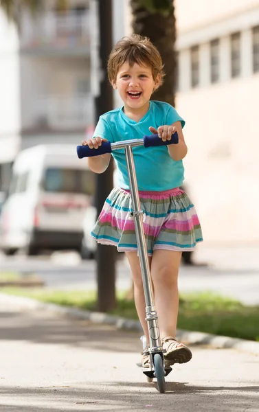 4 years old girl with scooter — Stock Photo, Image