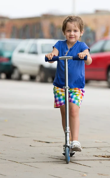 4 anos de idade menina com scooter — Fotografia de Stock