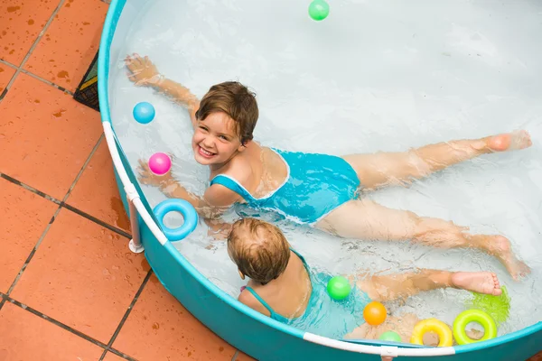 Crianças nadando na piscina infantil — Fotografia de Stock