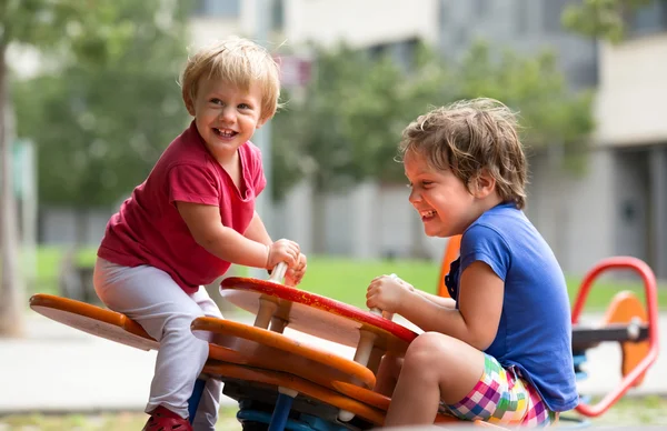 Les enfants s'amusent à l'aire de jeux — Photo