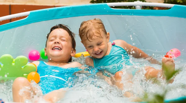 Crianças nadando na piscina infantil — Fotografia de Stock