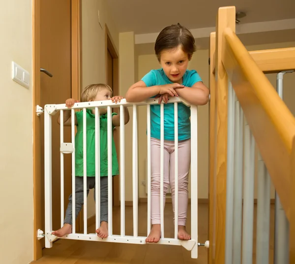 Twee meisjes naderen hek — Stockfoto