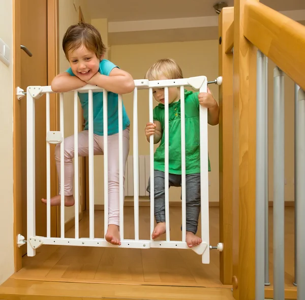 Two girls approaching safety gate — Stock Photo, Image