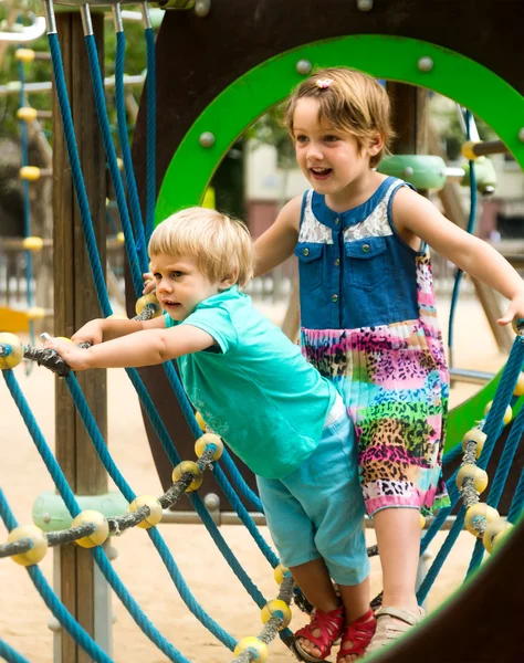 Маленькі сестри на дитячому майданчику в парку — стокове фото