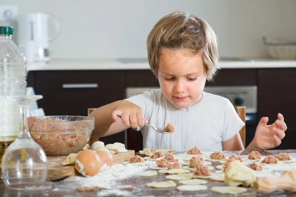 Niño cocinando albóndigas de carne — Foto de Stock