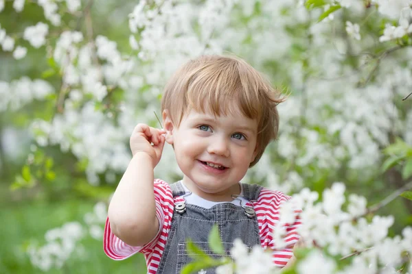 Baby flicka i vårträdgård — Stockfoto