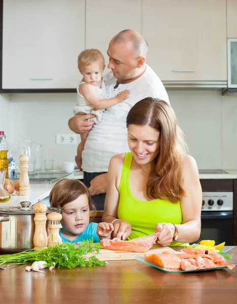 Eltern mit Kindern in der heimischen Küche — Stockfoto