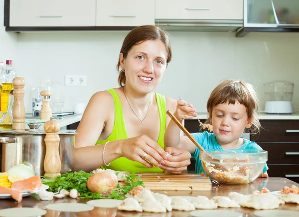 Donna e bambino che fanno gnocchi di pesce — Foto Stock