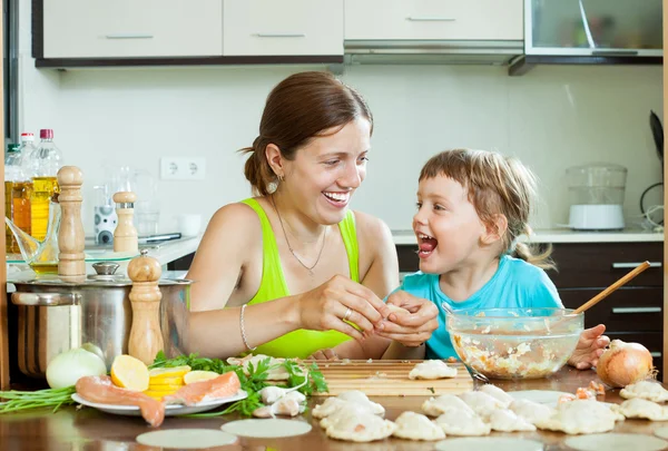 Mère avec sa fille fait des boulettes de poisson — Photo