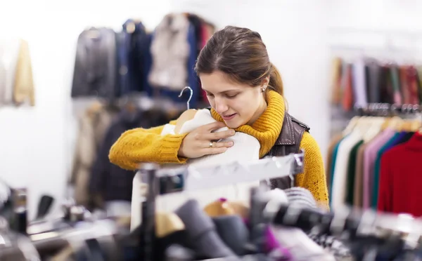 Mujer ordinaria elegir suéter — Foto de Stock