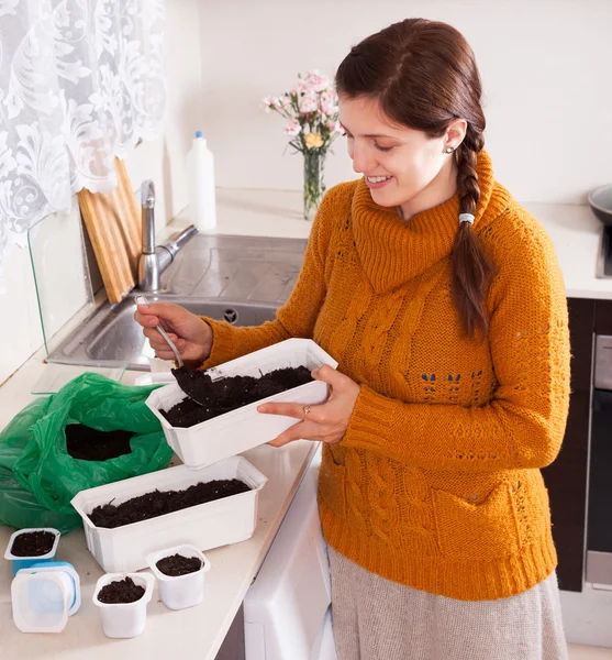 Mädchen macht Boden für Setzlinge — Stockfoto