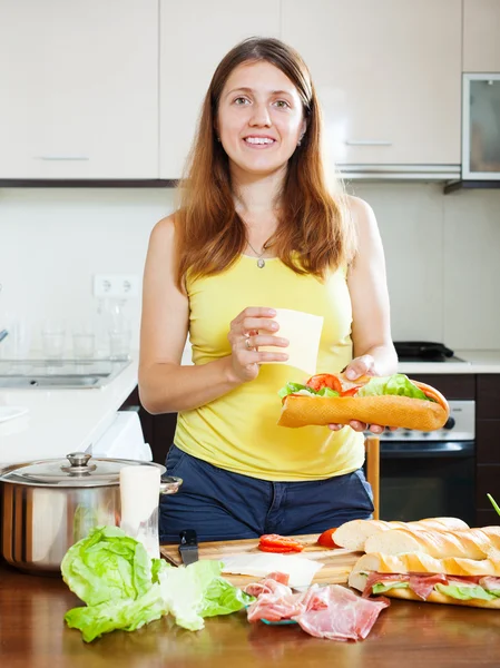 Mujer común cocinando sándwiches españoles —  Fotos de Stock