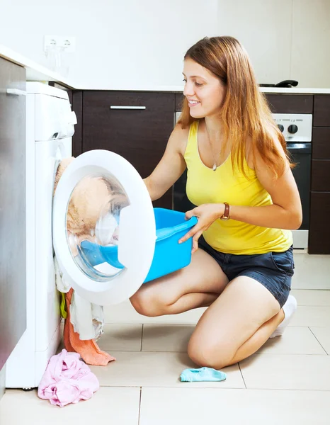 Vrouw met wasmachine thuis — Stockfoto