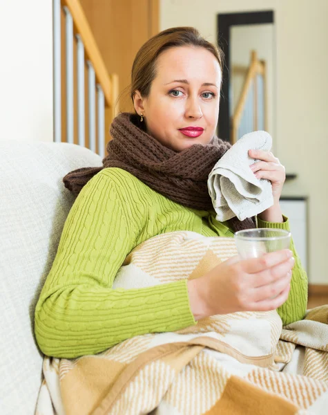 Frau mit Schal löst Medikament auf — Stockfoto