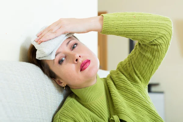 Mujer adulta enferma con migraña enorme — Foto de Stock