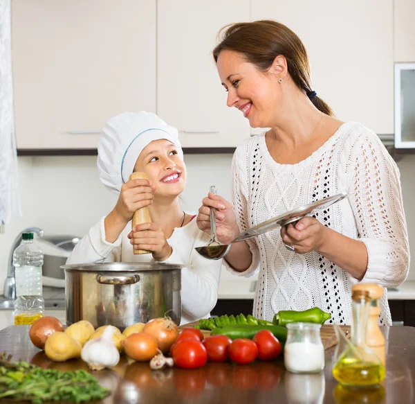 Moeder en dochter koken samen — Stockfoto