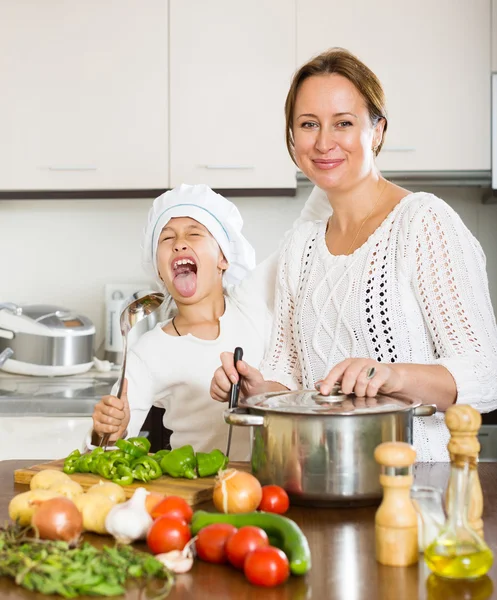 Moeder en dochter maken soep — Stockfoto