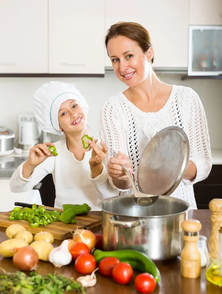 妈妈和女儿在煮汤 — 图库照片