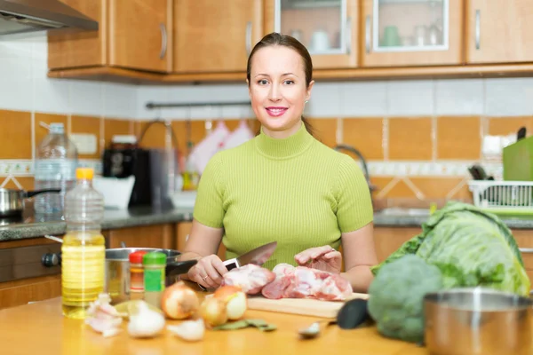 Kobieta przygotowuje posiłek w domu — Zdjęcie stockowe