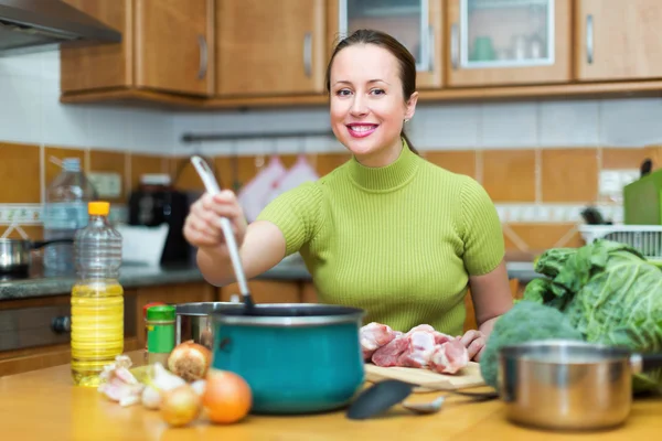 Žena připravuje jídlo doma — Stock fotografie