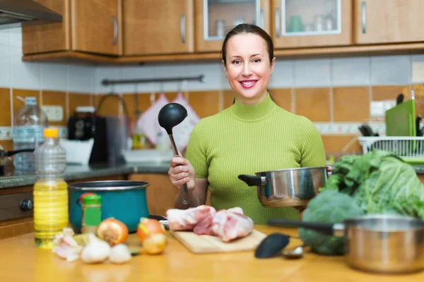Ev kadını evde yemek hazırlama — Stok fotoğraf